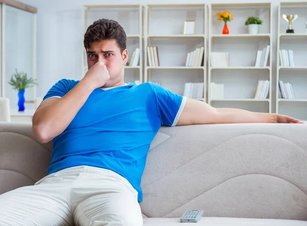 Homem suando excessivamente cheirando mal em casa — Fotografia de Stock