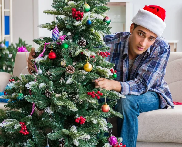 Uomo avendo postumi di sbornia dopo la festa di Natale — Foto Stock