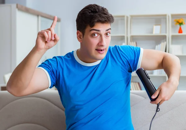 Uomo sudare eccessivamente cattivo odore a casa — Foto Stock