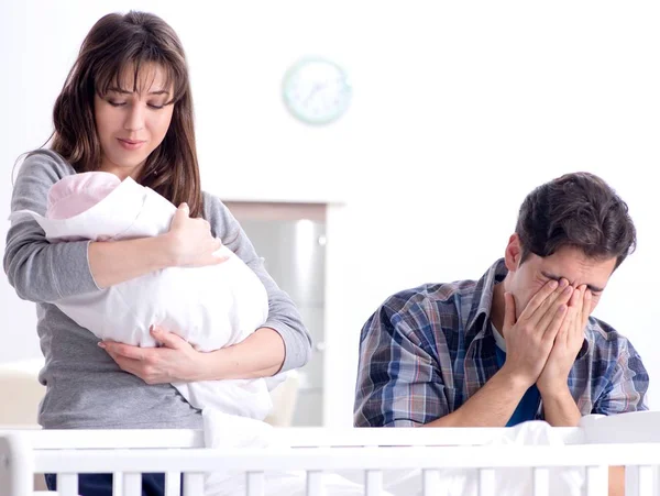 Junger Vater kann Baby-Weinen nicht ertragen — Stockfoto