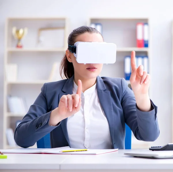 Podnikatelka s brýlemi virtuální reality v kanceláři — Stock fotografie