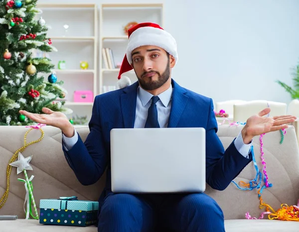 Homme d'affaires travaillant à la maison pendant Noël — Photo