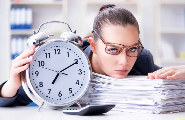 Mujer de negocios en concepto de gestión del tiempo — Foto de Stock