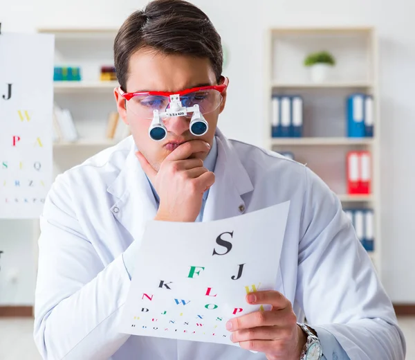 Eye doctor in eyecare concept in het ziekenhuis — Stockfoto