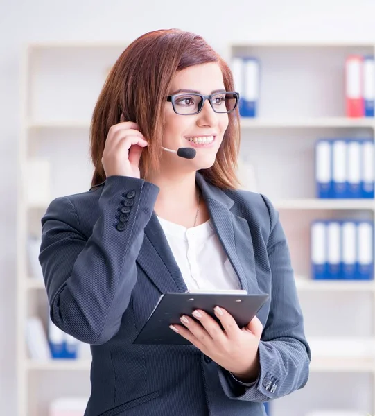 Call center operator werkt samen met klanten — Stockfoto