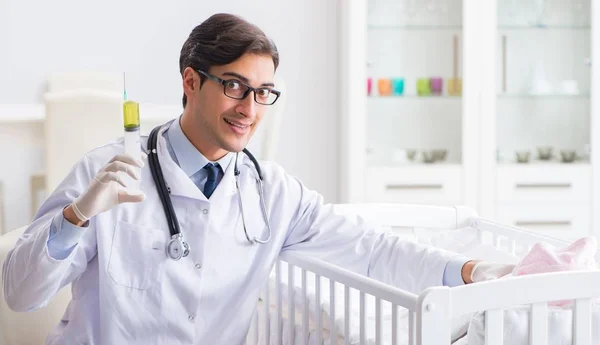 Médico preparándose para la vacunación del bebé — Foto de Stock