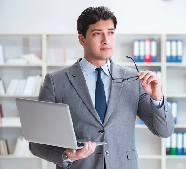 Empresario en la oficina trabajando con portátil — Foto de Stock