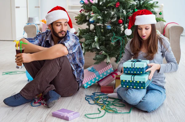 ガールフレンドとボーイフレンドクリスマスプレゼントを開く — ストック写真