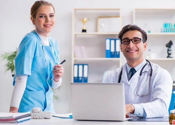 El médico y la doctora discutiendo en el hospital — Foto de Stock