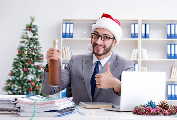 Jeune homme d'affaires célébrant Noël au bureau — Photo