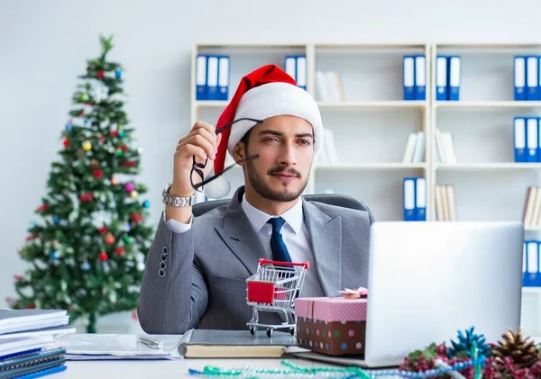 Jeune homme d'affaires célébrant Noël au bureau — Photo