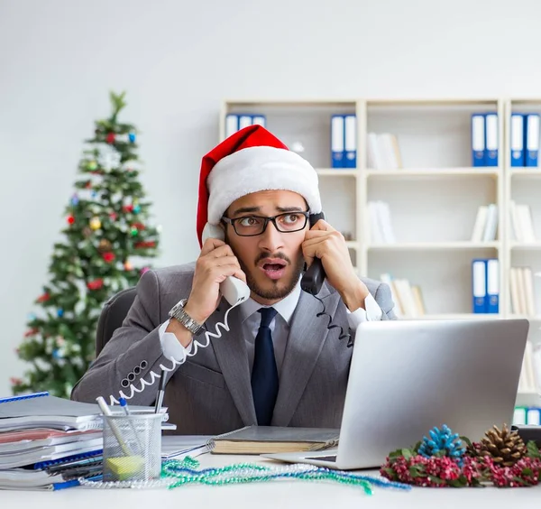 Genç işadamı Noel 'i ofiste kutluyor.