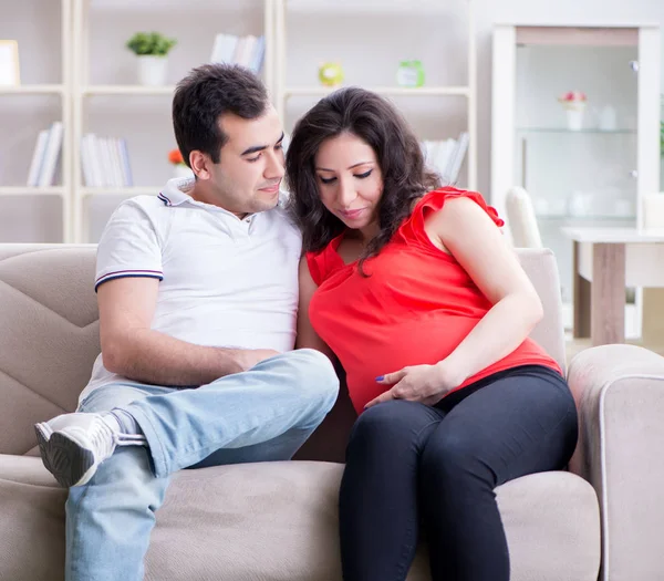 Familia joven pareja esperando un bebé — Foto de Stock