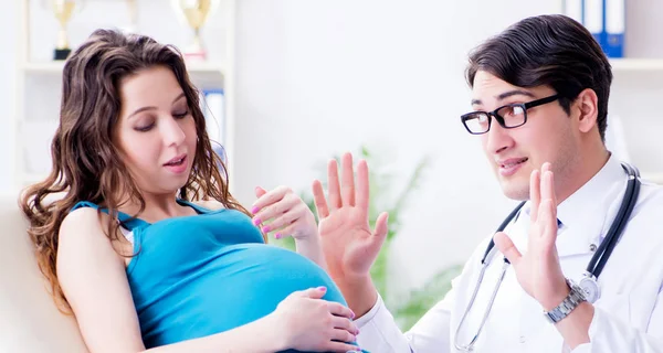 Arzt untersucht schwangere Patientin im Krankenhaus — Stockfoto