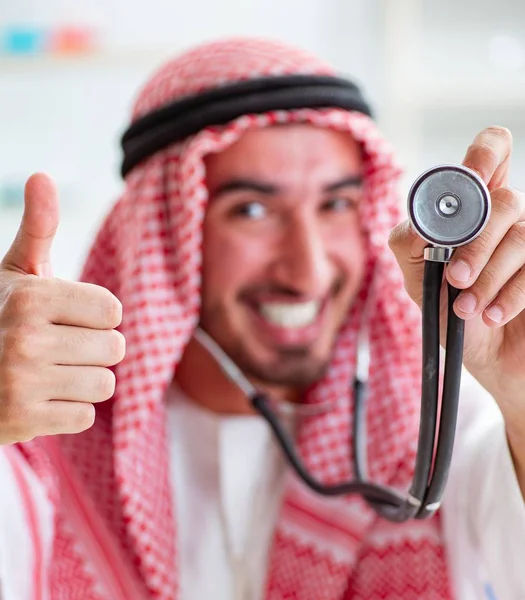 Médecin saoudien arabe avec stéthoscope à l'hôpital — Photo