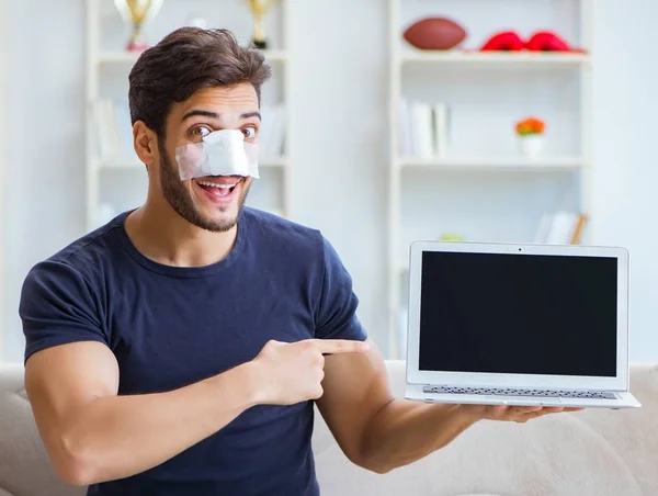 Ung man återhämtar sig hemma efter plastikkirurgi näsa — Stockfoto