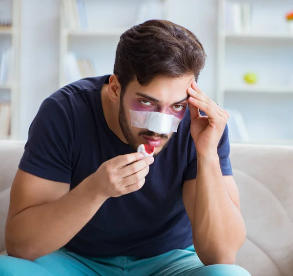 Ung man återhämtar sig hemma efter plastikkirurgi näsa — Stockfoto