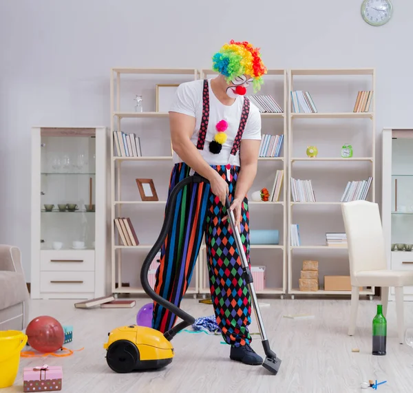 Palhaço engraçado fazendo limpeza em casa — Fotografia de Stock