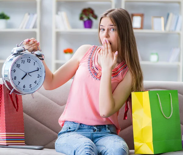 Jeune femme avec des sacs à provisions à l'intérieur maison sur canapé — Photo