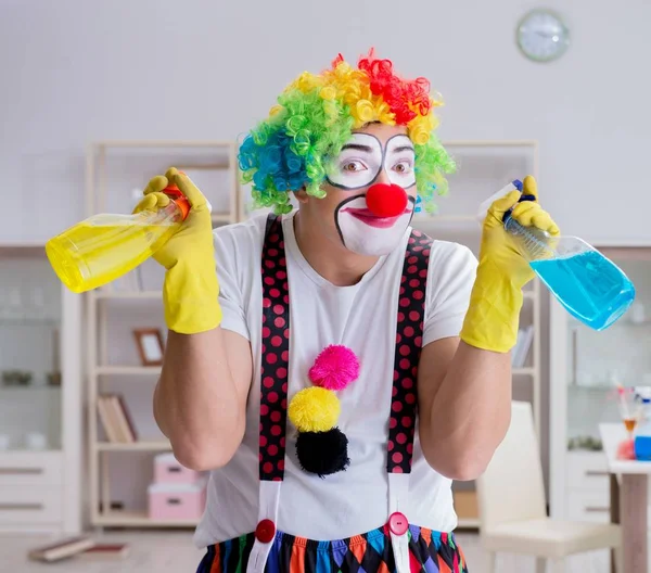 Palhaço engraçado fazendo limpeza em casa — Fotografia de Stock