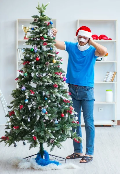 Verletzter Mann feiert Weihnachten zu Hause — Stockfoto