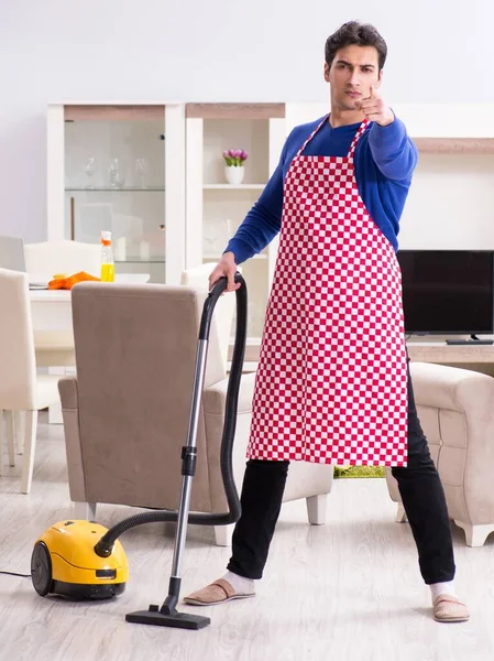 젊은 남자가 아파트 청소를 하는 모습 — 스톡 사진