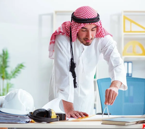 Arabisk ingenjör på nytt projekt — Stockfoto