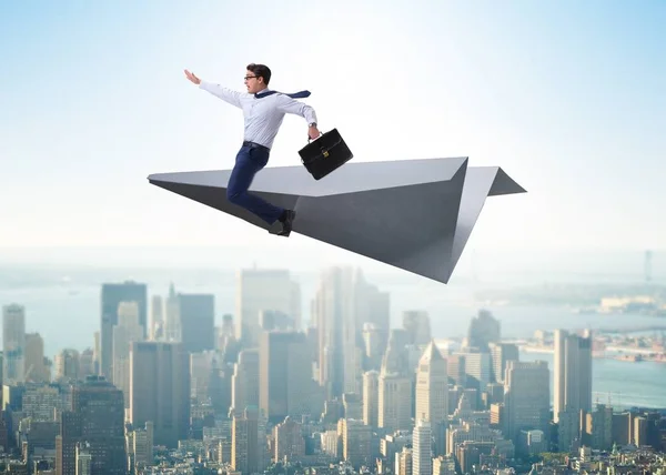 Бізнесмен летить на паперовій площині в бізнес-концепції — стокове фото