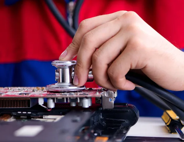 Repairman working in technical support fixing computer laptop tr — Stock Photo, Image