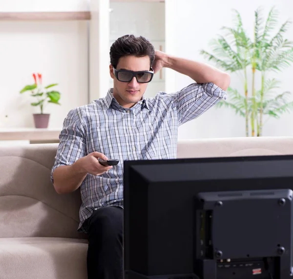 Hombre viendo 3d tv en casa —  Fotos de Stock