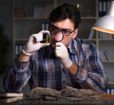 Arkeolog geç saatlere kadar ofiste çalışıyor.