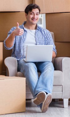 Genç adam yeni evine taşınıyor.