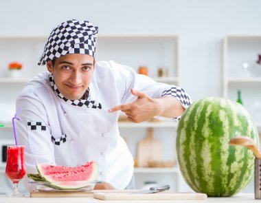 Mutfakta karpuzlu bir erkek aşçı.