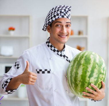 Mutfakta karpuzlu bir erkek aşçı.