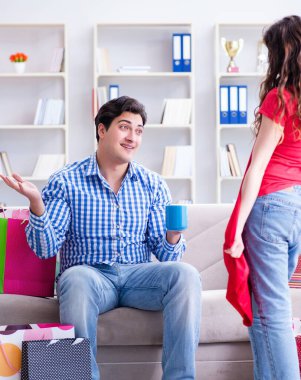 Genç çift alışveriş yaptıktan sonra bir sürü çanta aldı.