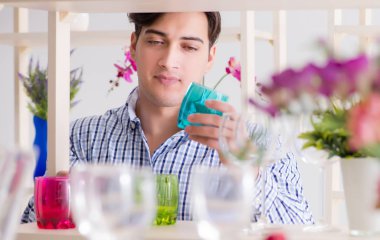 Genç yakışıklı dükkândan alışveriş yapıyor.