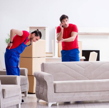 İki müteahhit personel kişisel eşyalarını taşıyor.