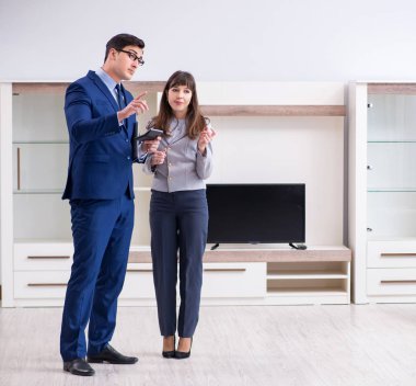 Emlakçı yeni daireyi sahibine gösteriyor.