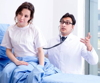 Hastanedeki hastayı ziyaret eden doktor.
