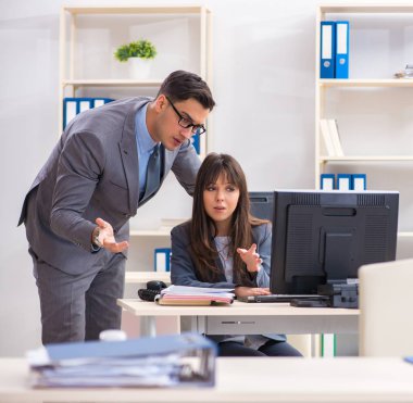 Ofiste çalışan kadın ve erkek.