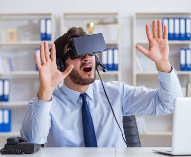 Ofisteki işadamı oyuncu oyunlar oynuyor