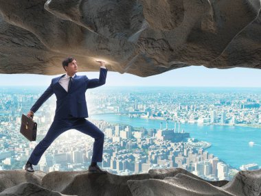 Baskı altında taşı destekleyen iş adamı