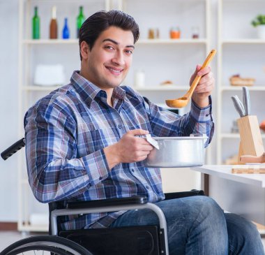 Engelli adam mutfakta çorba hazırlıyor.