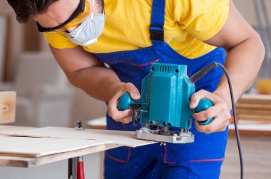 Marangoz atölyede çalışıyor.