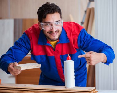 Yooung marangoz boyayla uğraşıyor.