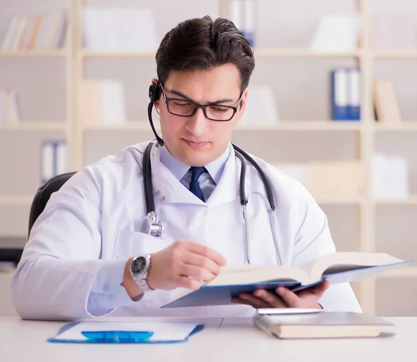 Jeune homme médecin dans le concept médical — Photo