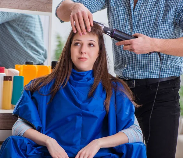 Homem masculino cabeleireiro fazendo corte de cabelo para mulher — Fotografia de Stock