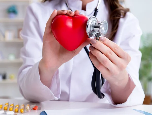 Ιατρός Καρδιολόγος με κόκκινη καρδιά στο νοσοκομείο — Φωτογραφία Αρχείου