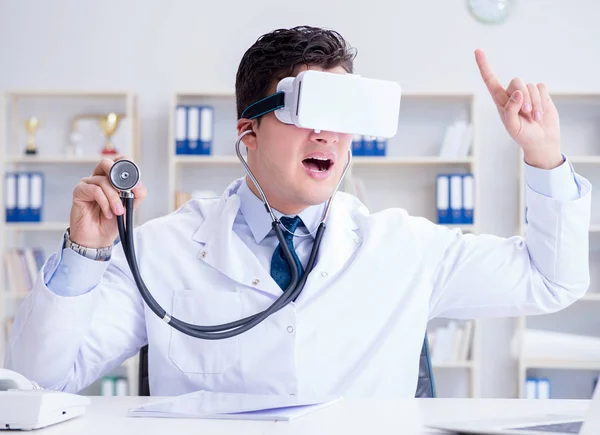Joven médico con auriculares de realidad virtual vr trabajando en el offi —  Fotos de Stock
