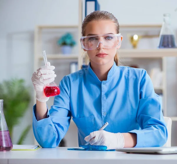 Female scientist researcher conducting an experiment in a labora — Stock Photo, Image